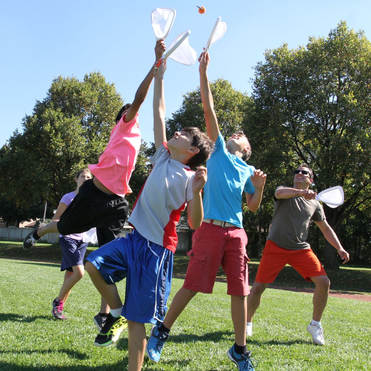 Group of Kids playing outside with Djubi Slingball