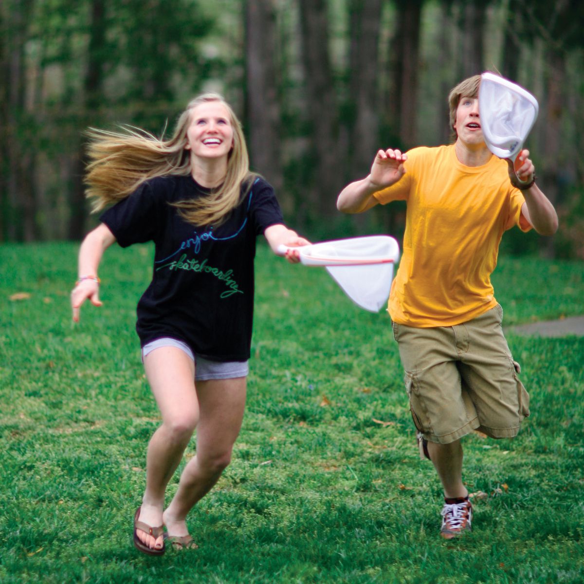 Group of Kids playing outside with Djubi Slingball