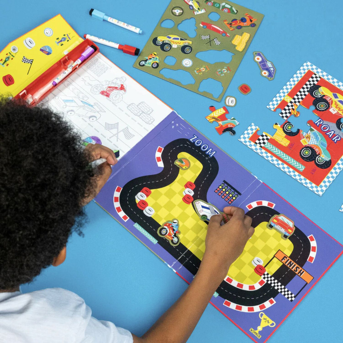 No mess, no lost pieces! This kids' magnetic doodle and puzzle set features 4 dry-wipe markers and pop-out magnetic cars that stay in place. Eco-friendly and ideal for quiet play.